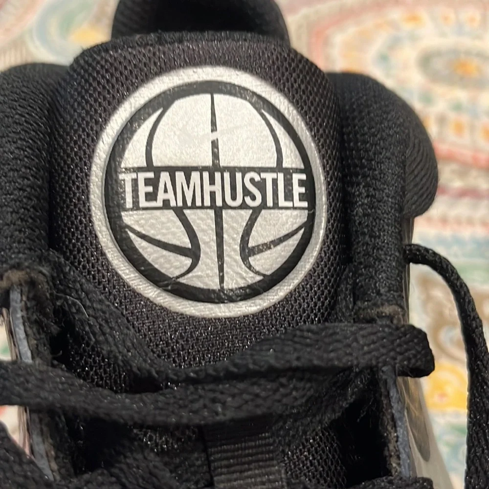 Nike Team Hustle size 6Y leather shoes